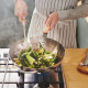 Wok z pokrywką, szkło/stal węglowa buk VARDAGEN 806.048.45