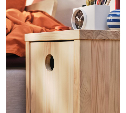 Stolik nocny, sosna z drzwiami uchylnymi IKEA PS 2026 606.199.42