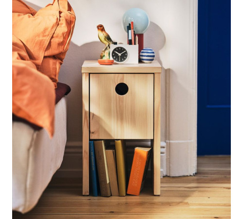 Stolik nocny, sosna z drzwiami uchylnymi IKEA PS 2026 606.199.42