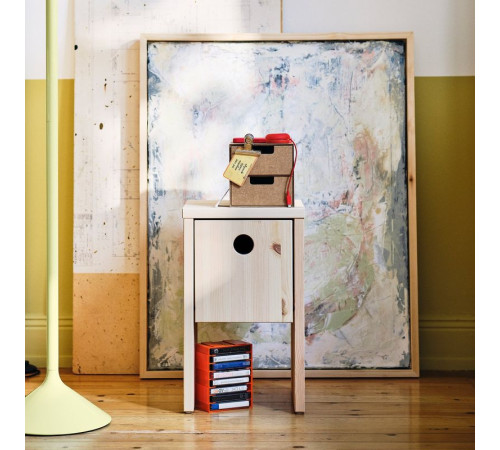 Stolik nocny, sosna z drzwiami uchylnymi IKEA PS 2026 606.199.42
