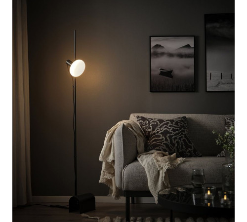 Lampa podłogowa z żarówką, czarny/w kształcie pierścienia opalowa biel HÅRSLINGA / MOLNART 695.826.18