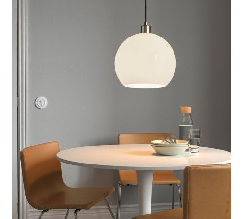 Żarówka LED E27 470 lumenów, kula opalowa biel SOLHETTA 505.914.82
