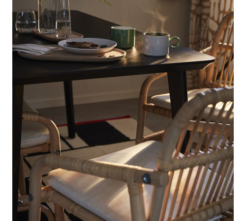 Stół + 4 krzesła z podłokietnikami, czarny rattan/Gransel naturalny LISABO / SALNÖ 495.646.15